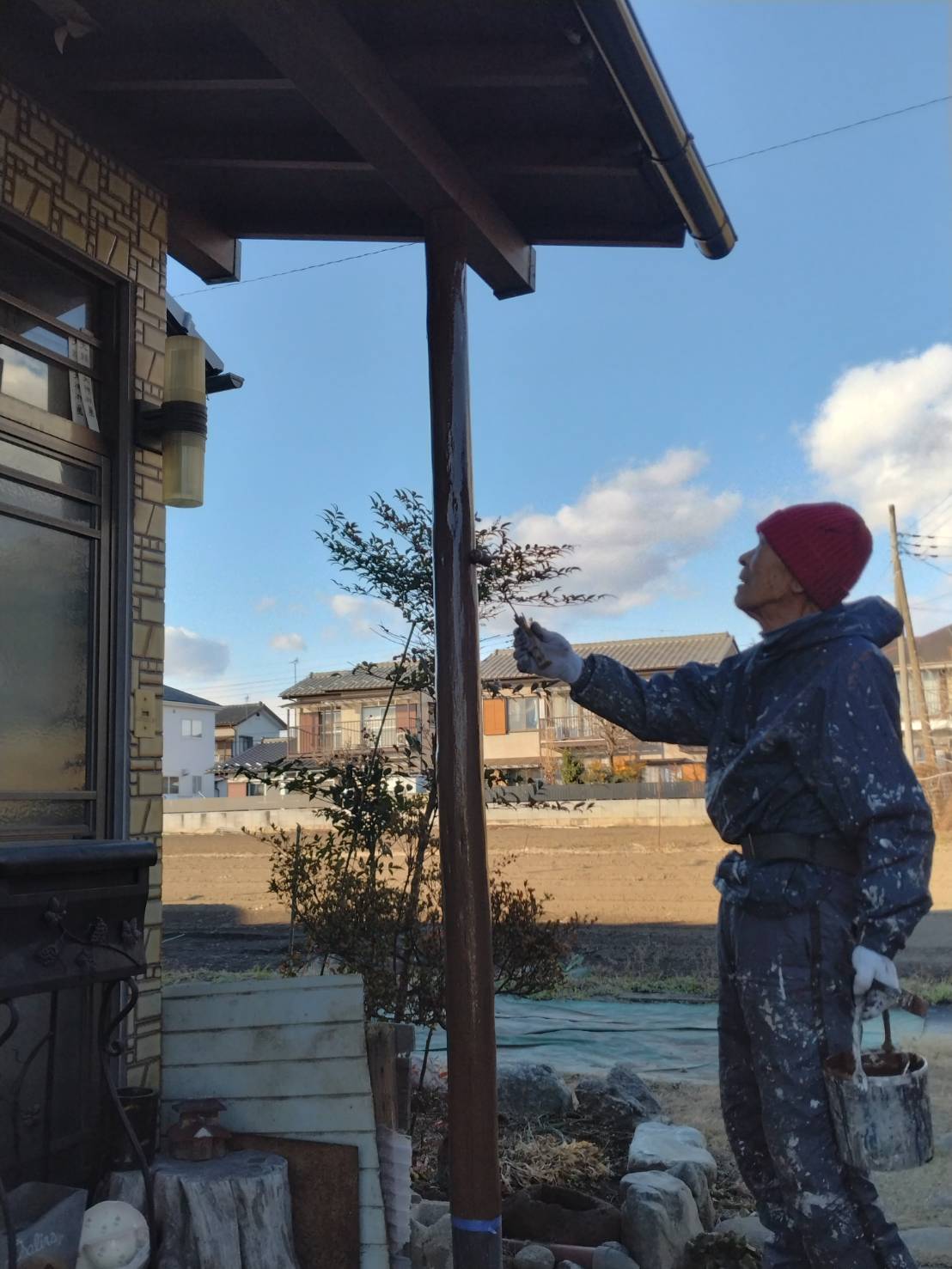 玄関前の木部の塗装で