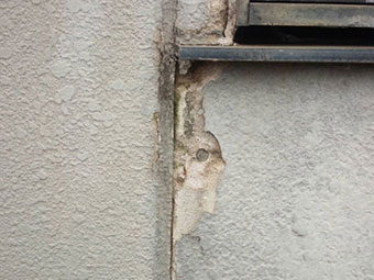 前橋市青梨町窓枠近くの外壁はがれ