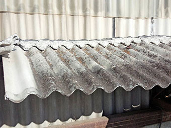 前橋芳賀工業団地の工場傷んだスレート波板