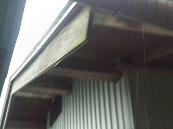 東吾妻の破風板の劣化