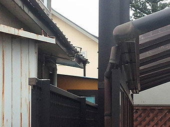前橋市光が丘町縦の雨どい破損箇所