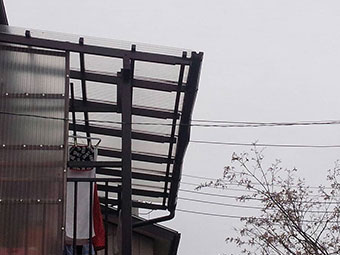 前橋市光が丘町ベランダテラスの雨といの歪み