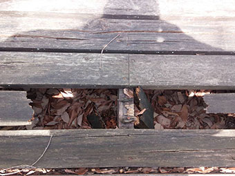 長野原町北軽井沢ウッドデッキ木部割れ