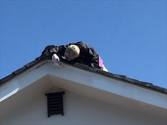 伊勢崎市東町破風板塗装中①