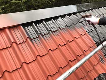 屋根上塗り吹き付け