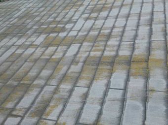 安中市松井田M様邸屋根洗浄前のコケ