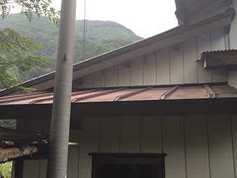 沼田市利根町建物西側からみた屋根