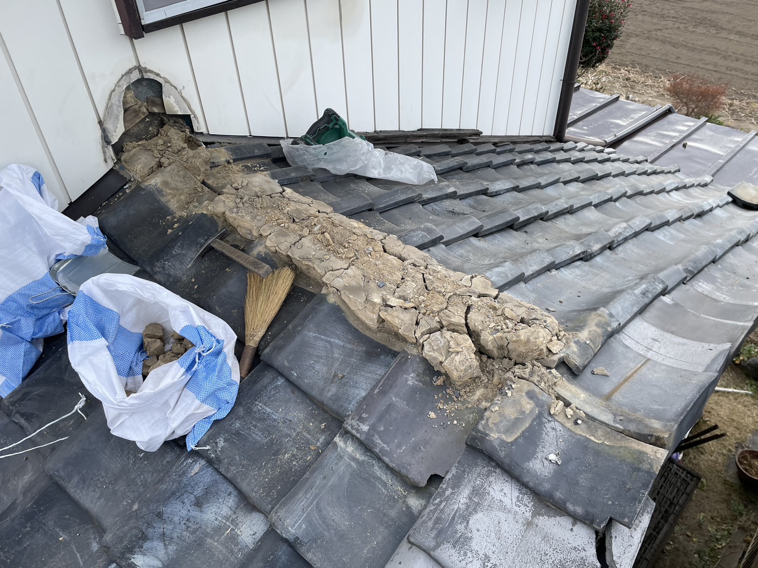 瓦の撤去