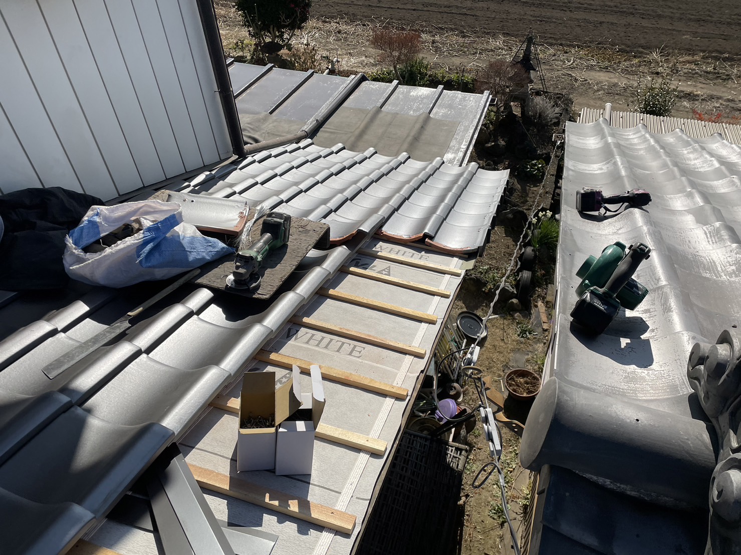 瓦の張り替え作業