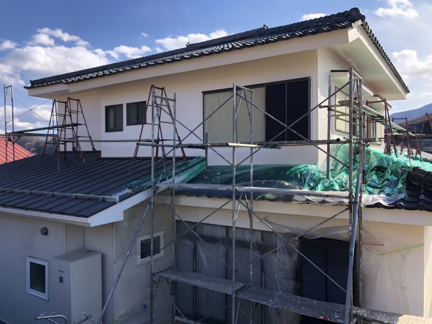 養生シートで屋根部分の保護