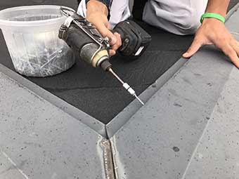 前橋市北代田町S様棟棟板金ビス止め