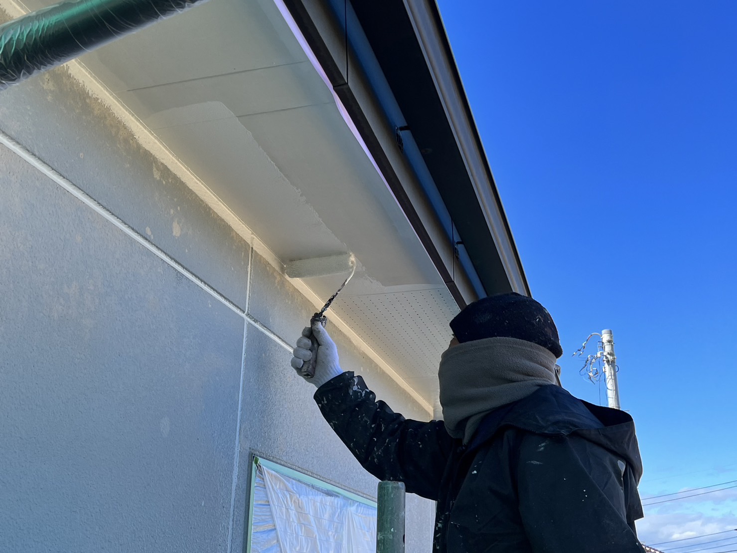 軒天の下塗り作業