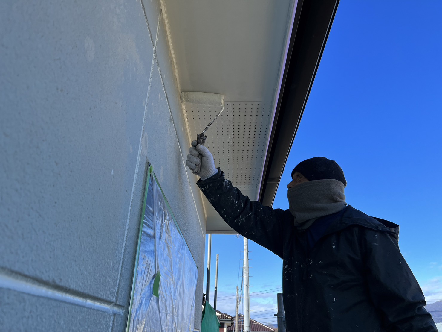 軒天の下塗り作業