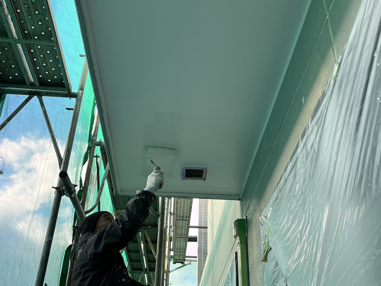 軒天上塗り作業