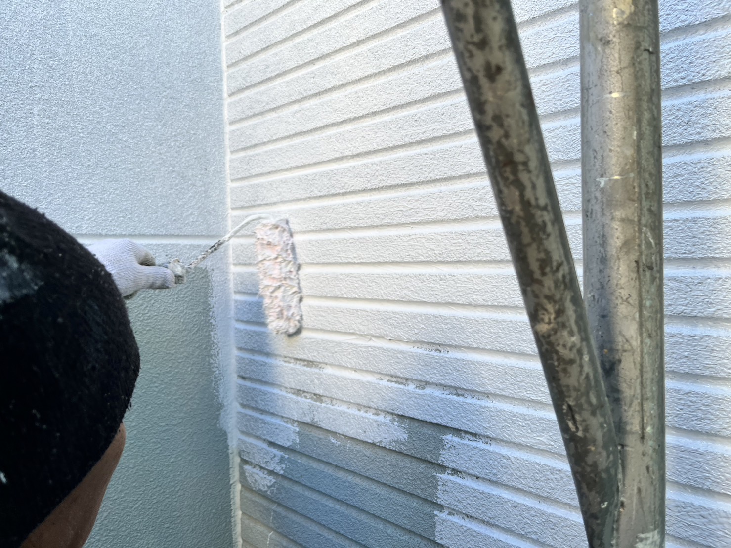外壁の下塗り作業