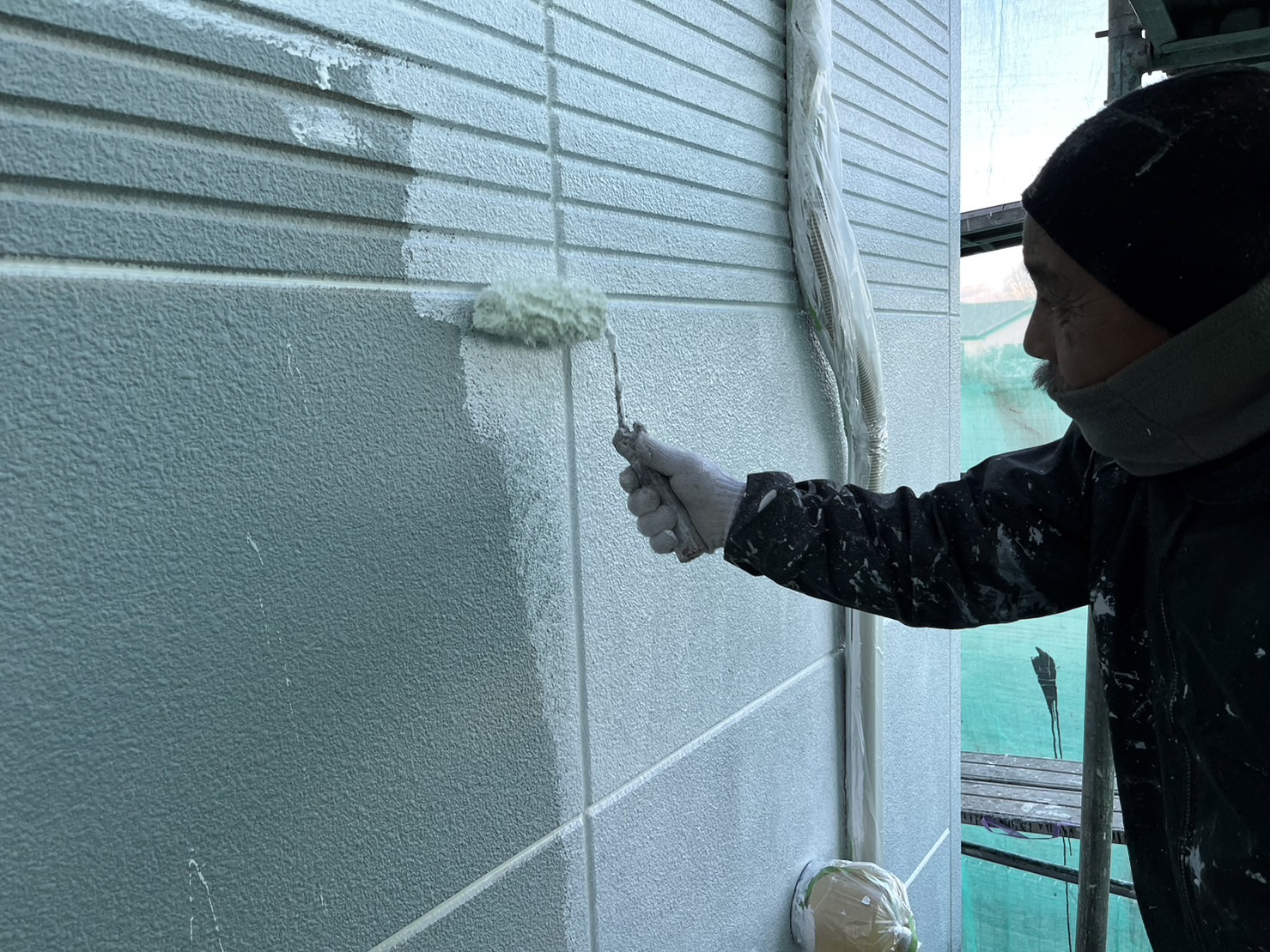 外壁の下塗り作業