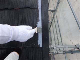 刷毛で端まで丁寧に