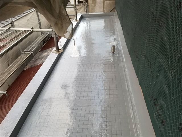 沼津市　ベランダ防水塗装　排水ように傾斜があり排水口