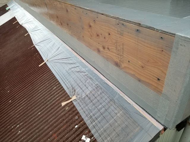 沼津市　屋根木部のビス穴