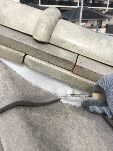 長泉町屋根コテを使い補修