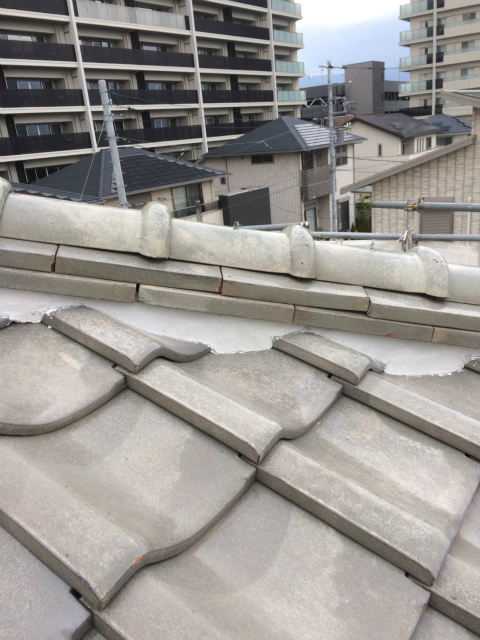 長泉町屋根瓦白セメントにて補修
