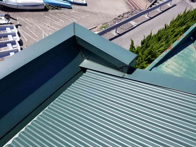 伊東市屋根　笠木で完成