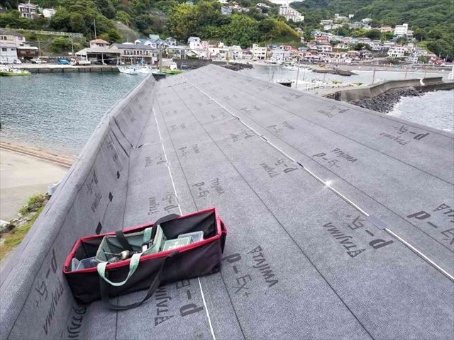 伊東市屋根　アスファルトルーフィング貼