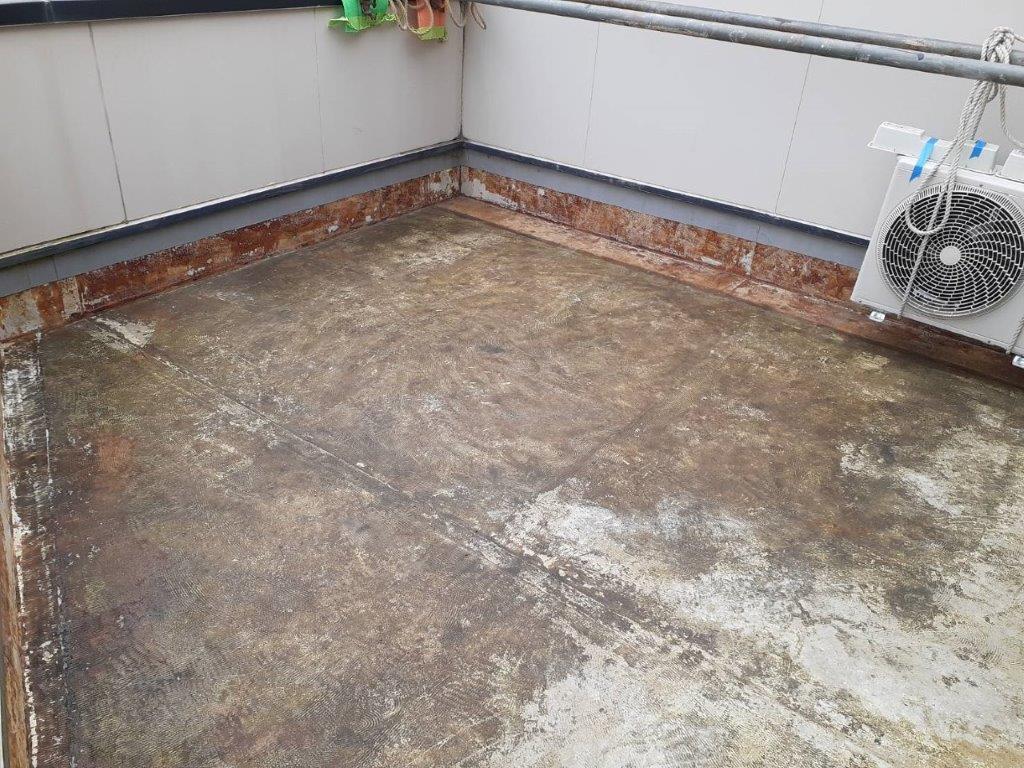 劣化したベランダ床