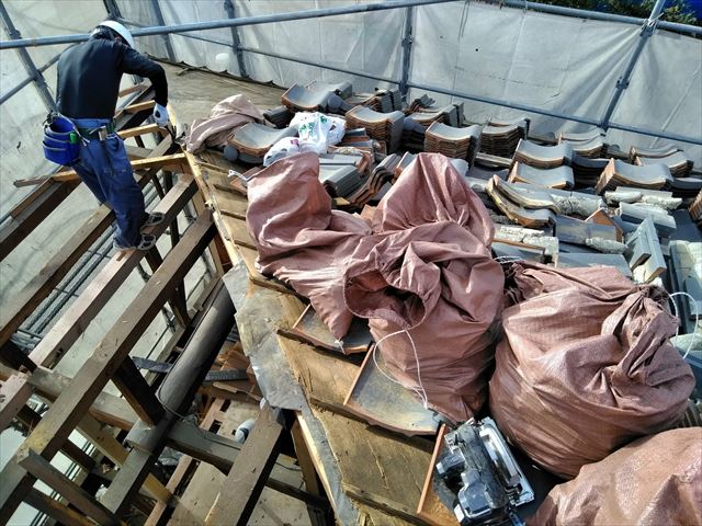 瓦撤去後の屋根下地