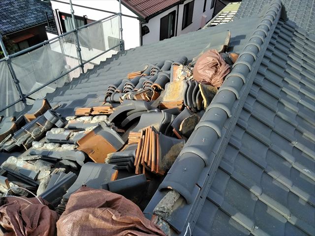 撤去瓦が積まれた屋根