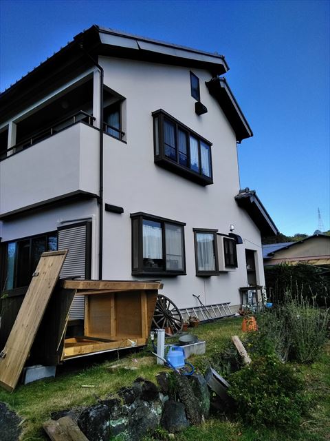 台風で倉庫が倒れて破損