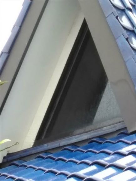 沼津市の瓦屋根の三角窓