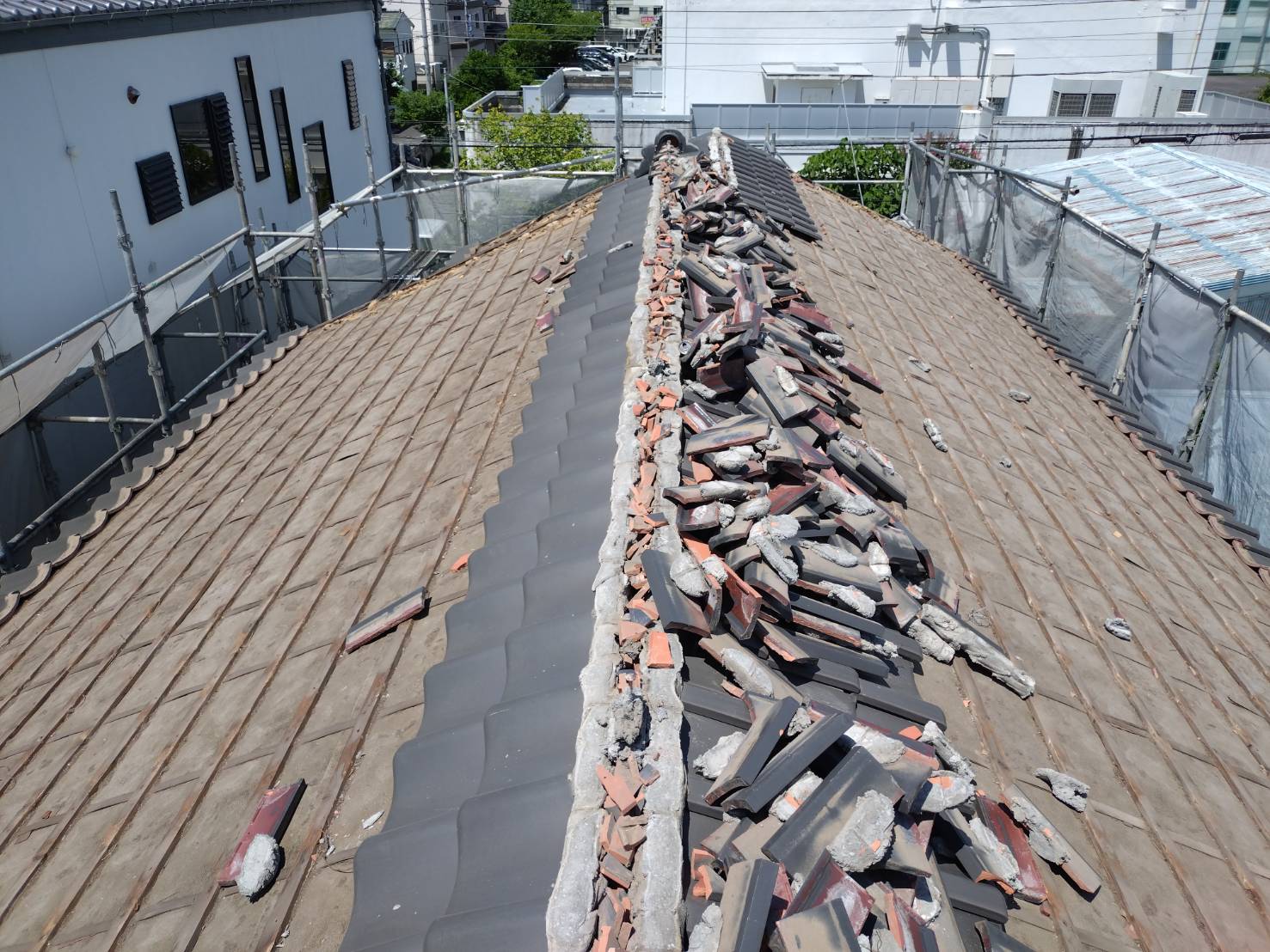 屋根瓦撤去