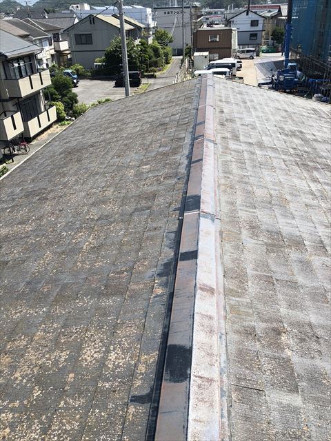 沼津市下香貫　屋根が色褪せた全体の様子