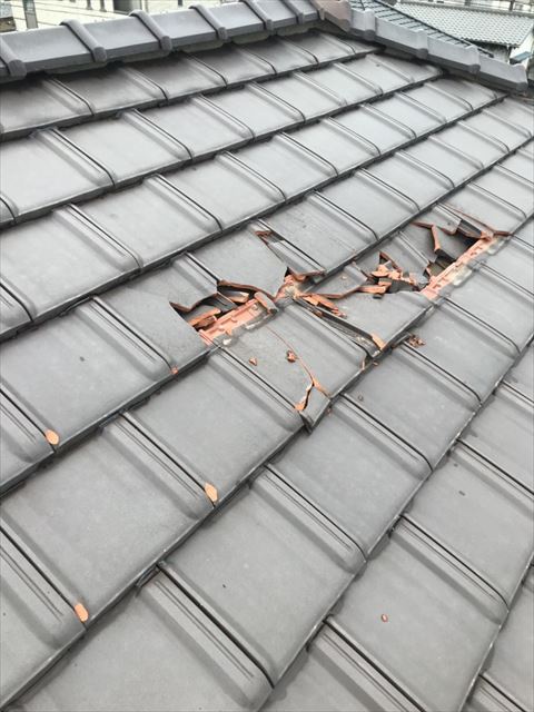 長泉町　台風被害で瓦が割れた