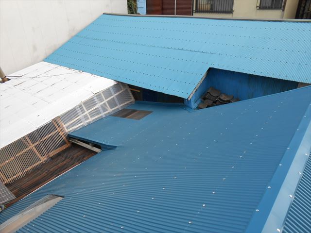 沼津市　トタン屋根棟取付