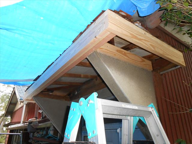 富士市玄関屋根修理