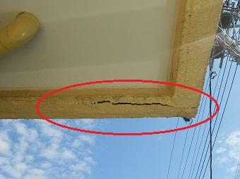 ベランダ下のヒビ割れ