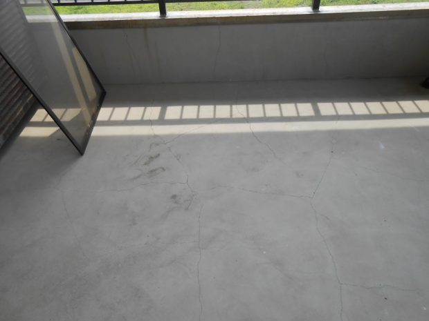 ベランダにクラック