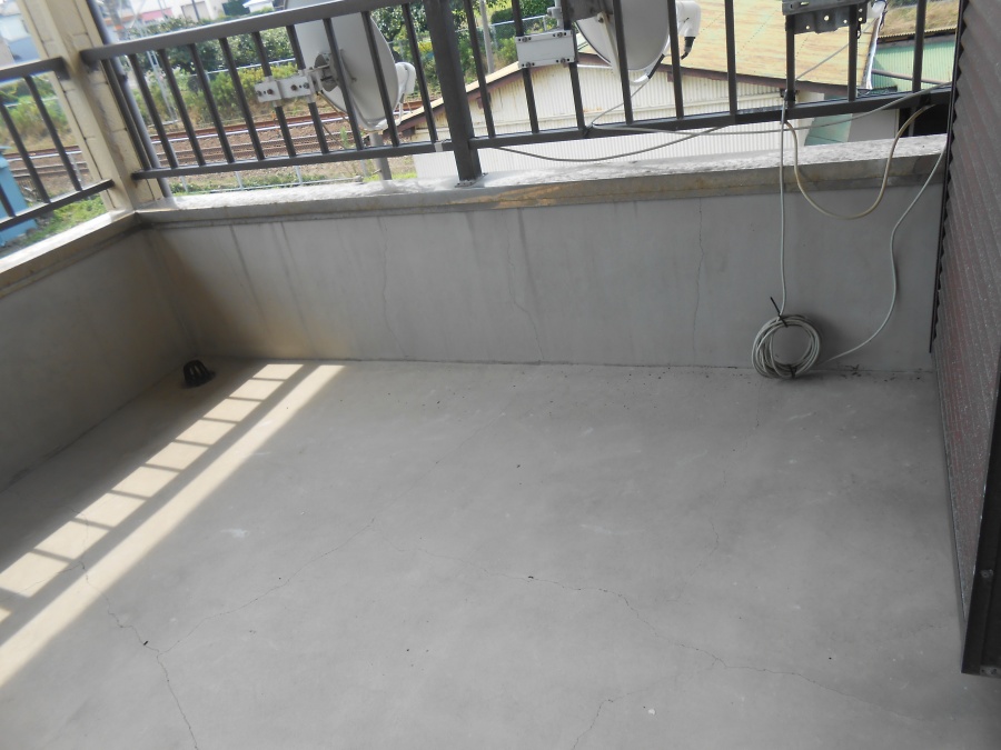 ベランダにクラック