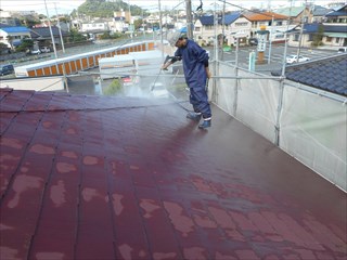 屋根の高圧洗浄作業