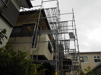 足場を架けています