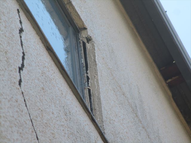 三島市3階鉄骨外壁がひび割れ