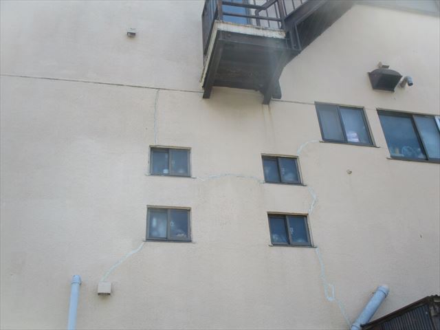 三島市3階鉄骨外壁にクラック