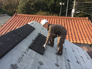 屋根葺き替え施工中