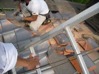 瓦葺き替え中