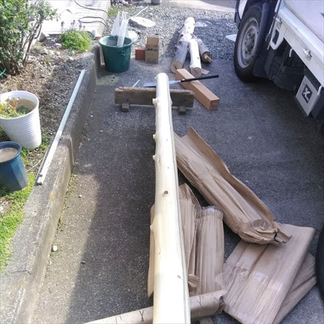 沼津市屋根　桧出節丸太