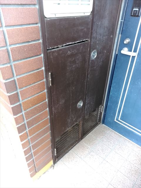 沼津市　玄関ＰＳ扉汚れ