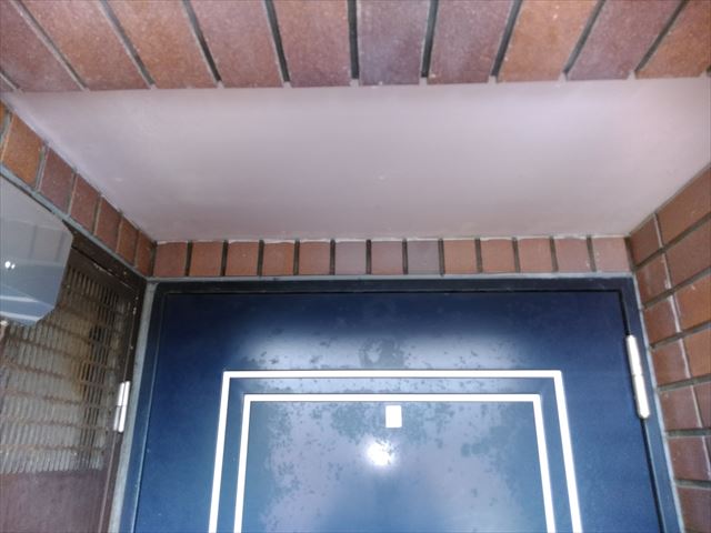 沼津市　玄関上軒天井汚れ