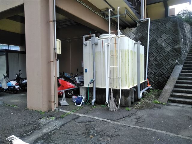 三島市3階建アパート　1階部分水槽
